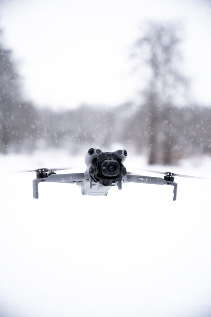 Skraidymas dronais žiemą: ką reikia žinoti skraidant su DJI ir FPV dronais